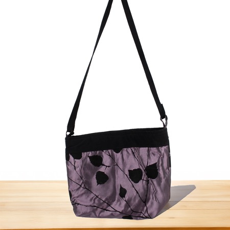 Fioletowa torebka na ramię liście