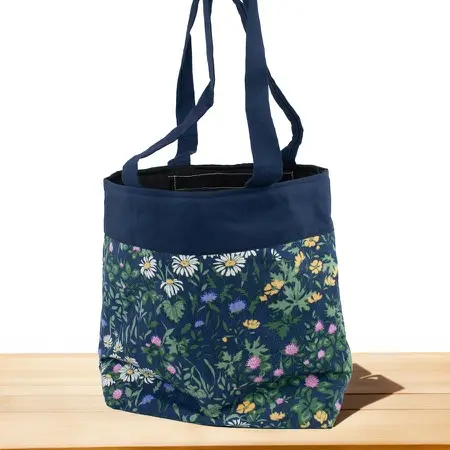 Granatowa torba w łąkowe kwiaty