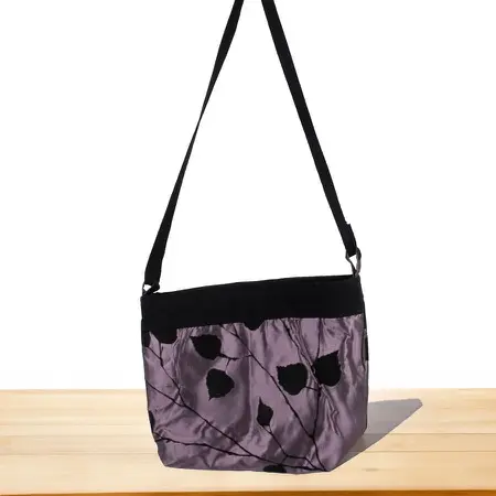 Fioletowa torebka na ramię liście